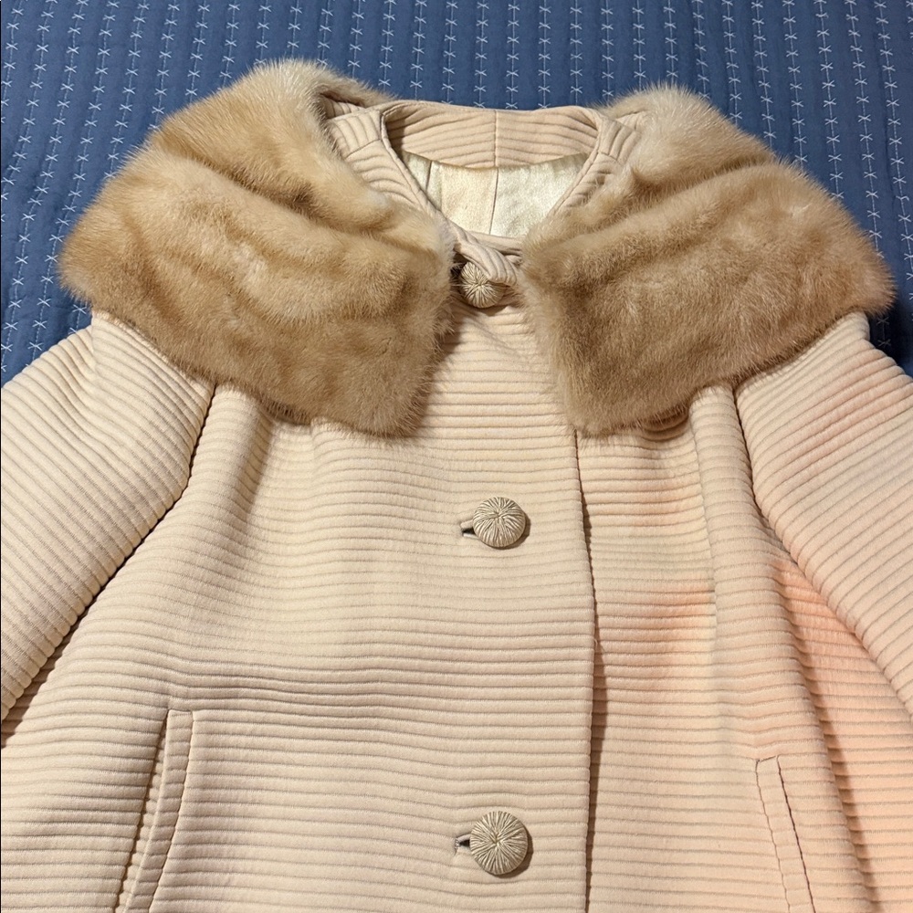 Vintage coat with fur collar. - Picture 6 of 6